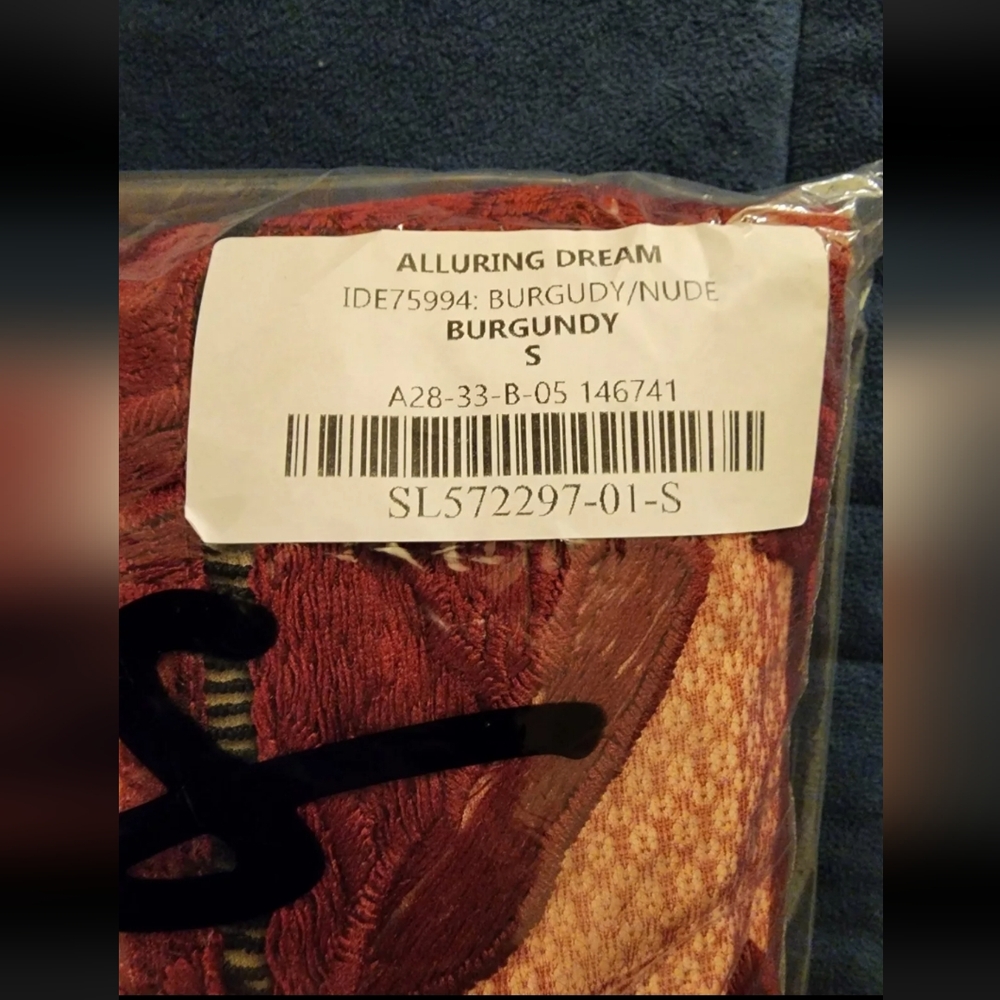 Lulus SEALED! NWT! Alluring Dream Burgundy Floral Mesh Lace Trumpet Midi. Sz Sm. - Picture 8 of 10